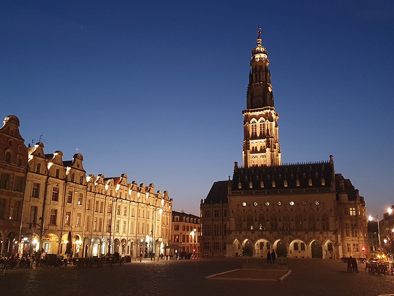 La place des Héros et le Beffroi au soir